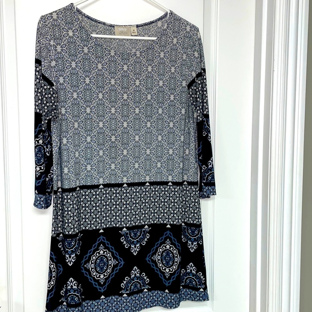 Women’s medium tunic style top. Brand is Misia. Colors-Navy, black and white.